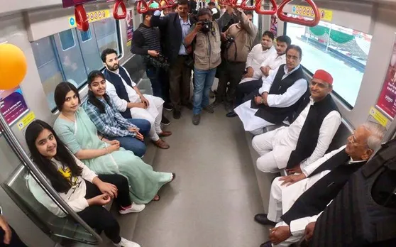 सपा राष्ट्रीय अध्यक्ष अखिलेश यादव ने पत्नी डिंपल और बच्चों के साथ लखनऊ मेट्रो में सफर का लिया आनंद