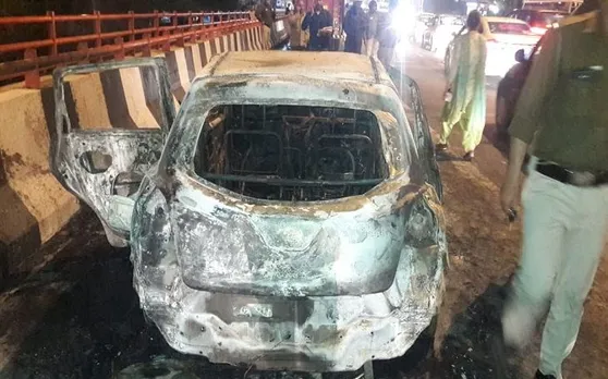 दिल्ली: चलती कार में लगी आग, महिला समेत उसकी दो बेटियां जिंदा जलीं