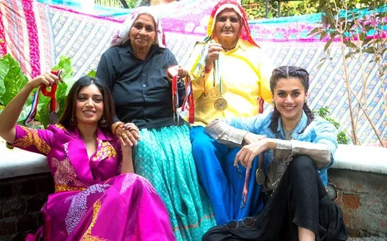 फिल्म 'सांड की आंख' के लिए तापसी पन्नु और भूमि पेडनेकर ने बनाया 'गोबर के उपले', देखें तस्वीर
