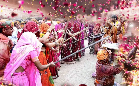Holi 2019: आज बरसाने में है लठमार होली, जानें महिलाओं के वार से कैसे बचते हैं पुरुष
