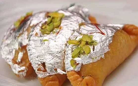 Holi 2019: होली पर बनाएं नारियल से बनी ये टेस्टी गुजिया, जानें रेसिपी