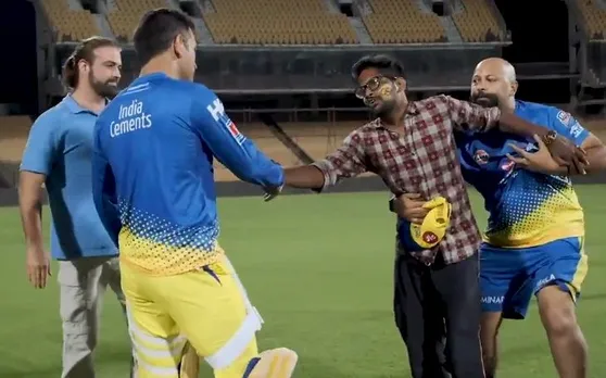 VIDEO: धोनी से मिलने के लिए मैदान में आ घुसा फैन, पहले तो माही ने पकड़म-पकड़ाई खेली और फिर दिखाई दरियादिली