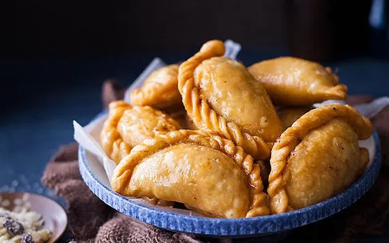 Holi 2019: चाशनी की गुजिया से मेहमानों पर ऐसे जमाएं रंग, आसान है इसे घर में बनाना