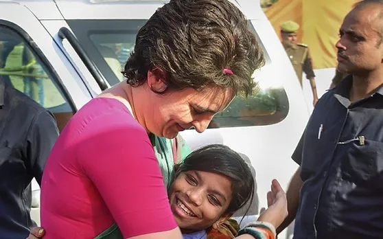 Lok Sabha Election 2019 : वाराणसी में प्रियंका गांधी के दिखे कई रंग, कहीं ली सेल्फी तो किसी को लिया गोद
