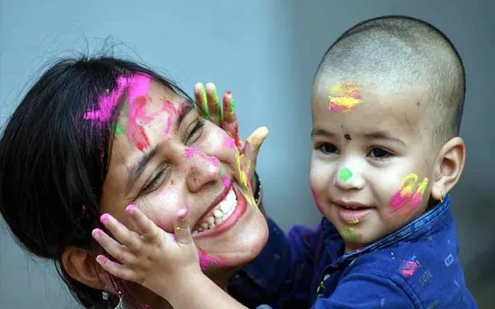 Happy Holi 2019: रंग और गुलाल से सराबोर हुआ हिंदुस्‍तान, राष्‍ट्रपति-प्रधानमंत्री ने दी बधाई