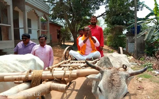 बंगाल: लोगों को लुभाने के लिए बैलगाड़ी से लेकर ई-रिक्शा का इस्तेमाल कर रहे उम्मीदवार