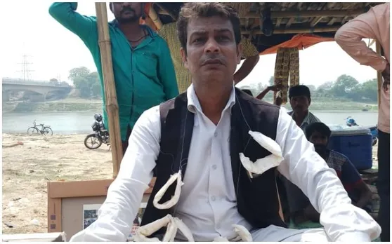अर्थीबाबा ने श्मशान घाट को बनाया चुनावी कार्यालय, सेनेटरी पैड की माला पहनकर महिलाओं से किया ये वादा