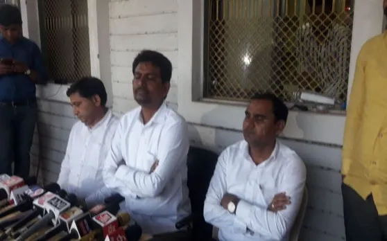 कांग्रेस को एक और झटका, अल्पेश ठाकोर के बाद दो अन्य विधायकों ने छोड़ा कांग्रेस का हाथ
