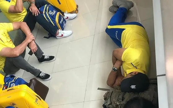 IPL 12: महेंद्र सिंह धोनी को नहीं मिली सोने की जगह, नींद पूरी करने के लिए पत्नी साक्षी के साथ जमीन पर ही लेट गए