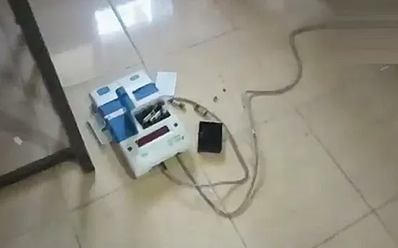 आंध्र प्रदेश के अनंतपुर में इस उम्मीदवार ने पोलिंग बूथ में घुसकर तोड़ डाली EVM, पढ़ें पूरी खबर