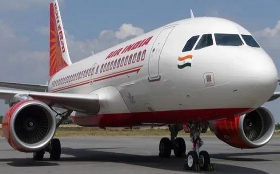 हवाई जहाज में बगल की सीट पर बैठे नौजवान को देखकर महिला ने किया ऐसा काम कि...