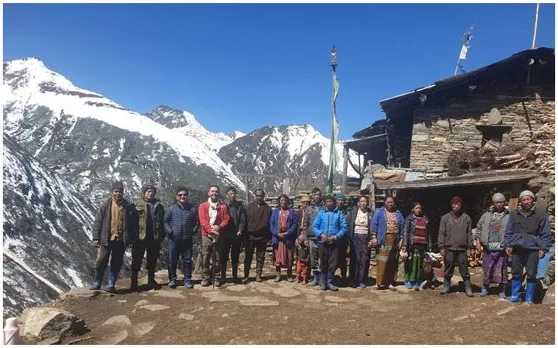 अरुणाचल प्रदेश में 13583 फीट की ऊंचाई पर चुनाव कराने के लिए कैसे पहुंची टीम, देखिए तस्वीरें