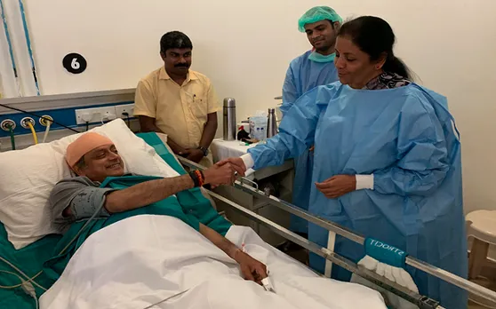 चोटिल कांग्रेसी नेता शशि थरूर का हालचाल लेने पहुंचीं निर्मला सीतारमण, थरूर ने कहा शिष्टाचार का बेहतरीन उदाहरण
