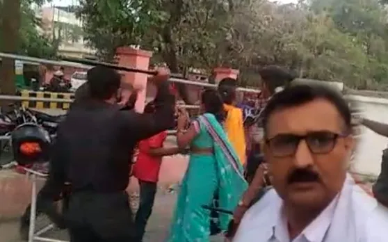 गोरखपुर: स्ट्रेचर पर पड़ी रही मां की लाश, हॉस्पिटल में बेटे को पीटते रहे गार्ड