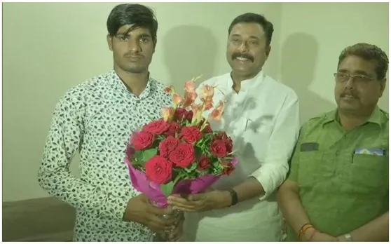 दिग्वजिय सिंह के मंच पर पीएम मोदी की तारीफ करने वाले की बल्ले-बल्ले, सेलिब्रिटी की तरह यूज कर रही BJP