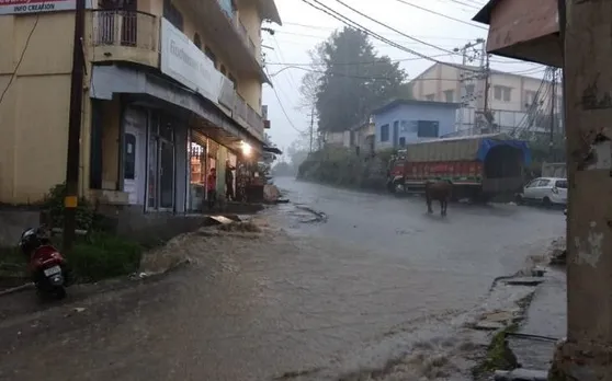 उत्तराखंड के पिथौरागढ़ में तेज आंधी के साथ भारी बारिश, सड़क पर जलभराव