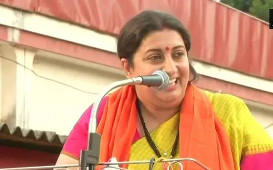 केंद्रीय मंत्री स्मृति ईरानी ने अमेठी के पूरब द्वारा में हैंडपंप चलाकर बुझाई आग, पीड़ितों को दिया भरोसा