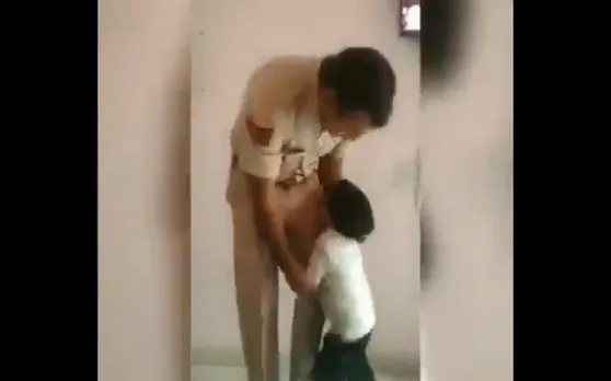 बेटा जल्दी लौटकर आ जाऊंगा फिर भी बच्चा नहीं छोड़ता पिता का पांव, वीडियो देख रो पड़ेंगे आप