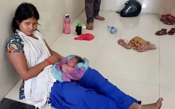 अस्पताल के फर्श पर महिला ने बच्चे को जन्म दिया, इलाज न मिलने से हुई मौत