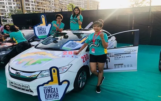 युवतियों की तिकड़ी महिलाओं में दे रही 'वोट करो तकदीर बदलो' का संदेश