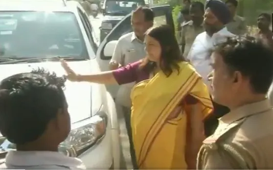 सुल्तानपुर में मेनका गांधी की महागठबंधन प्रत्याशी से हुई बहस, देखें VIDEO