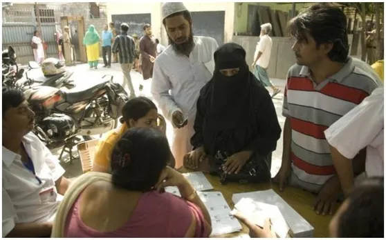 दिल्ली के इन इलाकों में ईवीएम खराब, कांग्रेस ने कहा मुस्लिम बहुल इलाकों में हो रही गड़बड़ी