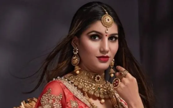 बुलेट चलाकर गन्ने की दुकान पर पहुंचीं सपना चौधरी, किया कुछ ऐसा कि हो गईं वायरल