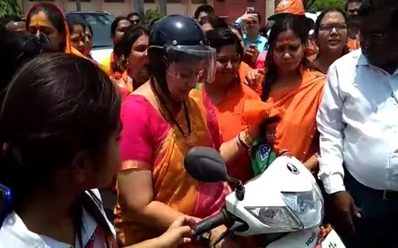 गोरखपुर में केंद्रीय मंत्री स्मृति ईरानी ने निकाली बाइक रैली, रवि किशन के लिए मांगे वोट