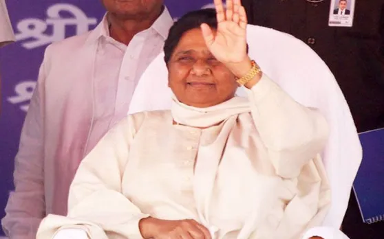 चुनाव नतीजों से पहले फूलों के बड़े गुलदस्ते लेकर अफसर पहुंच रहे हैं मायावती से मिलने