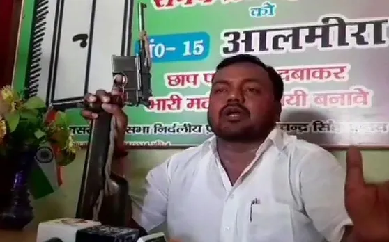 कैमूर: प्रेस कॉन्फ्रेंस में पूर्व विधायक ने लहराई बंदूक, कहा- लोकतंत्र बचाने के लिए हम गोली चलाने को तैयार हैं
