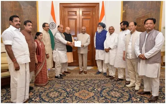 राष्ट्रपति रामनाथ कोविंद ने नरेंद्र मोदी को सरकार बनाने का आमंत्रण दिया