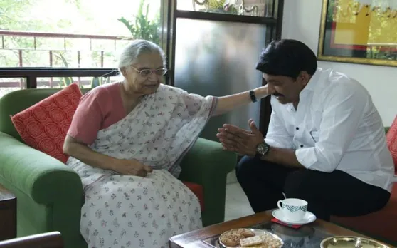 शीला दीक्षित से आशीर्वाद लेने पहुंचे मनोज तिवारी, पैर छूकर मांगी शुभकामनाएं