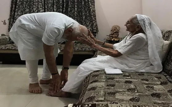 PHOTOS : प्रचंड जीत के बाद पीएम मोदी पहली बार अपनी मां से मिलकर लिया आशीर्वाद