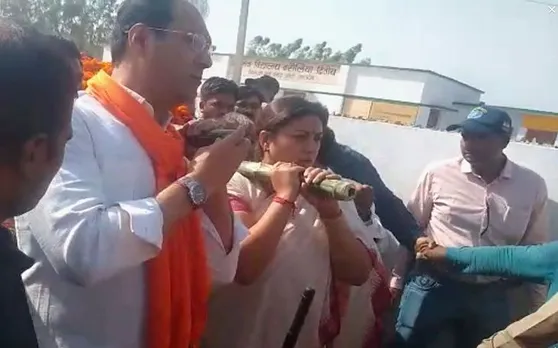 अमेठी में स्मृति ईरानी ने दिया पूर्व प्रधान सुरेंद्र सिंह की अर्थी को कंधा, देखें VIDEO