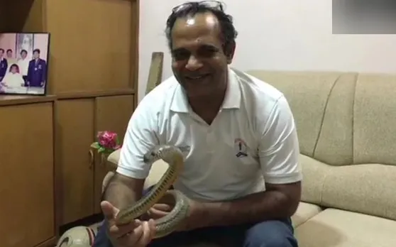 IT अधिकारी ने मुंह से पानी भरकर सांप को पिलाया, लोग रह गए हैरान