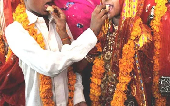 17 साल का लड़का 13 साल की लड़की करते थे बात, तो पंचायत ने करा दी शादी, लेकिन अब....