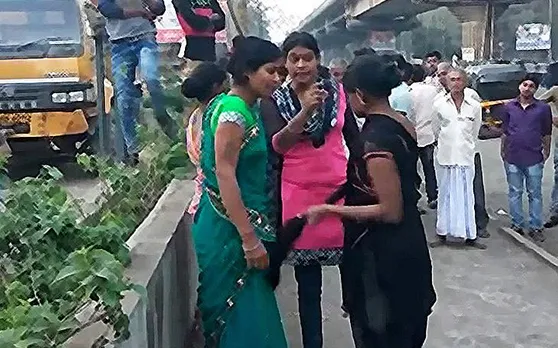 जब शॉपिंग करते-करते एक दूसरे को चप्पल से मारने लगी महिलाएं