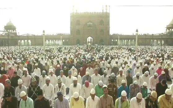 Eid ul Fitr 2019 : चांद दीदार के बाद आज देश भर में मनाई जा रही है ईद, लोगों ने गले लगाकर दी मुबारकबाद
