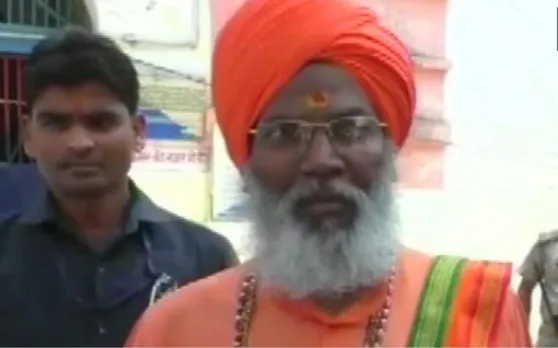 रेप के आरोपी कुलदीप सेंगर से जेल में मिलने पहुंचे साक्षी महाराज