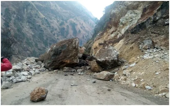 हिमाचल प्रदेश के कुल्लू में देखते ही देखते ढह गया पहाड़, देखें वीडियो