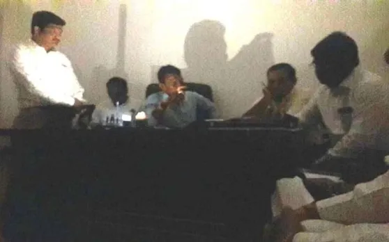 अस्पतालों में बिजली के मुद्दे पर स्वास्थ्य मंत्री ले रहे थे बैठक, तभी बत्ती हुई गुल