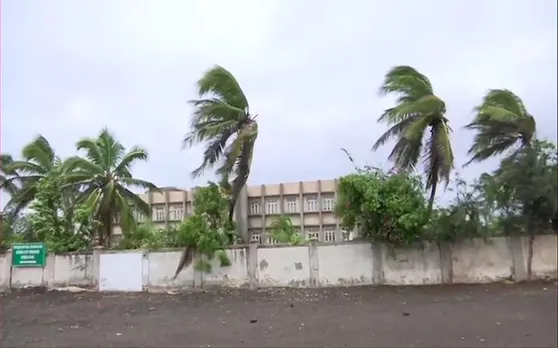 Vayu Cyclone: साइक्लोन वायु का असर दिखना शुरू, गुजरात के तटीय इलाकों में बहने लगी तेज हवाएं