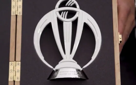 World Cup: डेविड वॉर्नर ने अपने नन्हे फैन को गिफ्ट कर दी 'मैन ऑफ द मैच' ट्रॉफी, देखें वीडियो