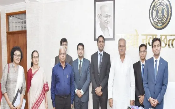 मुख्यमंत्री भूपेश बघेल ने अधिकारियों को समझाई सुराजी गांव योजना की थीम