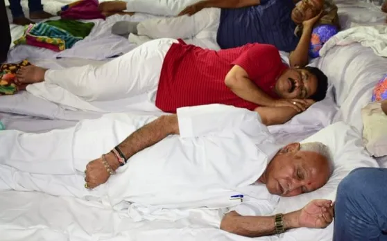 कर्नाटक: JSW भूमि सौदे के खिलाफ BJP नेता के साथ येदियुरप्पा ने दिया रात भर धरना