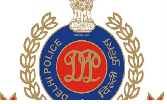 दो पक्षों के बीच बचाव करने पहुंचे पुलिसकर्मी को 2 महिलाओं ने जमकर पीटा, फाड़ दी वर्दी