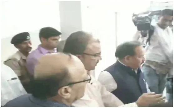Bihar: मुजफ्फरपुर में केंद्रीय मंत्री डॉ. हर्षवर्धन ने जाना बच्चों का हाल, चमकी बुखार की चपेट में 84 बच्चे