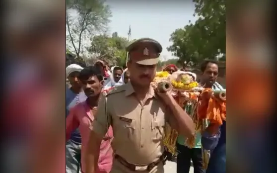 इस थानाध्यक्ष ने चौकीदार के शव को कंधा देकर कायम की मिसाल, वायरल हुआ Video