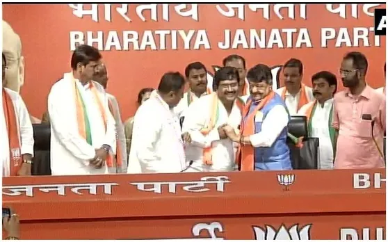 टीएमसी के विधायक बिस्वजीत दास और 12 टीएमसी पार्षद बीजेपी में शामिल