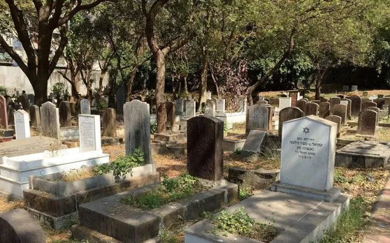 आगरा के इस गांव में घर में ही बनती है कब्र, कारण जानकर पुलिस प्रशासन भी हैरान